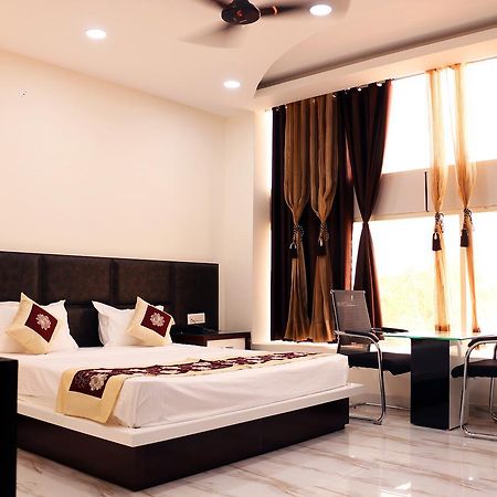 Hotel Neelam Moga Λουντιάνα Εξωτερικό φωτογραφία