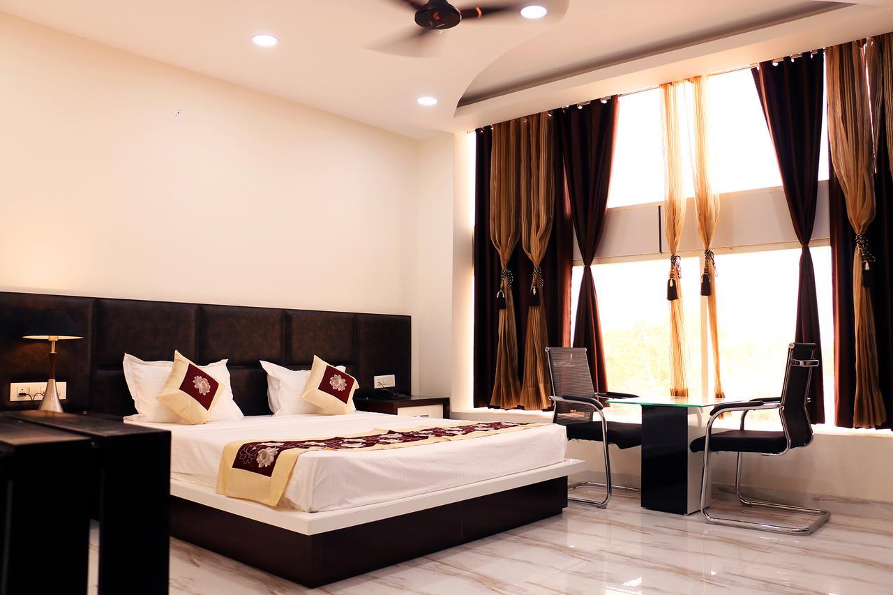 Hotel Neelam Moga Λουντιάνα Εξωτερικό φωτογραφία